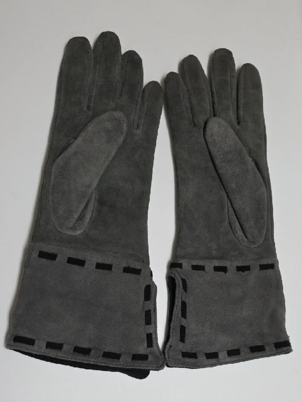 Vintage Gray Suede Gloves with Bow Accent